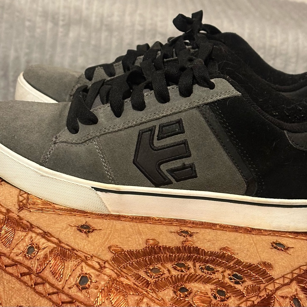 Etnies Gray and Black Skate Shoes
